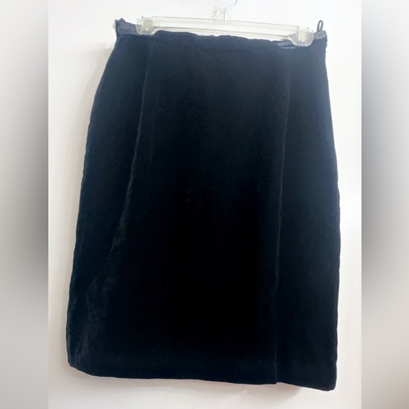 GIORGIO ARMANI Black Velvet Skirt, Size EUR 44 US 8 RETAIL $698 Waist 14” - Picture 6 of 8